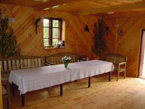 uma sala de jantar com uma mesa e cadeiras num camarote em Guest House Pilskalni em Rubene