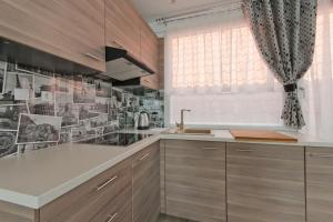 Apartamenty Gdańsk EU - Apartamenty Przy Piwnej IIにあるキッチンまたは簡易キッチン