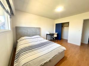 Postel nebo postele na pokoji v ubytování Beautiful Place with Kitchen, Washing Machine and Internet Near YVR Airport, Transit and Shopping Mall