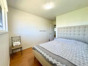une chambre avec un grand lit et une fenêtre dans l'établissement Beautiful Place with Kitchen, Washing Machine and Internet Near YVR Airport, Transit and Shopping Mall, à Richmond