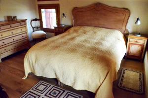 ein Schlafzimmer mit einem großen Bett und einer Kommode in der Unterkunft agriturismo Cà Roer in San Zenone