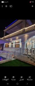 Una foto de una casa con balcón por la noche. en سمارت شاليه: Smart Chalet, en Salalah