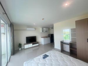 sypialnia z łóżkiem i telewizorem z płaskim ekranem w obiekcie Bangsaray Beach Condo B619 บางเสร่ บีช w mieście Bang Sare