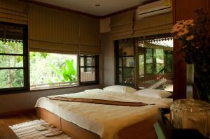 A bed or beds in a room at Kangsadarn Resort and Waterfall