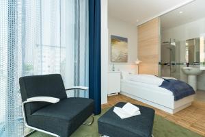 una camera con letto e sedia di Hotel Niedersachsen a Westerland