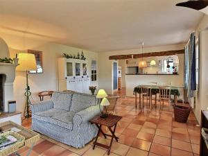 Dapur atau dapur kecil di Villa in Salernes with Pool and Scenic Views +22 gambar
