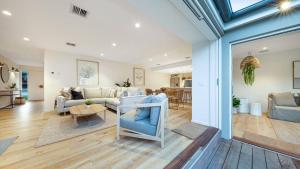 Casa del Sol Heated Pool & Spa في سورينتو: غرفة معيشة بها أريكة وطاولة +21 صورة