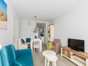 Μια τηλεόραση ή/και κέντρο ψυχαγωγίας στο Apartment in Zoutelande near Sandy Beach