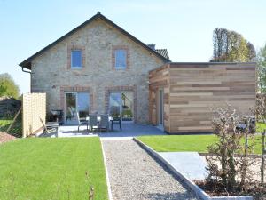 Cette grande maison en pierre dispose d'une terrasse et d'herbe. dans l'établissement Home in Ovifat with Sauna, à Ovifat