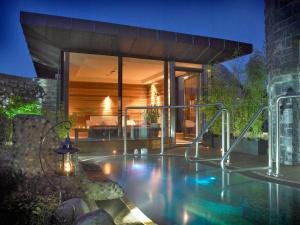 una casa con piscina por la noche en Westport Plaza Hotel, Spa & Leisure en Westport