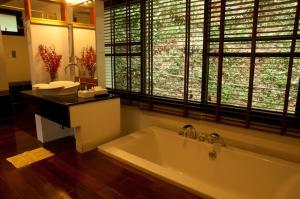 A bathroom at Kangsadarn Resort and Waterfall