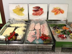 ein Buffet mit verschiedenen Fleischsorten und Käse in der Unterkunft Ressmann`s Residence in Kirkel