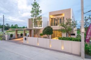 Ban Mae ChongにあるVanalux Garden Villa Chiangmaiの白い柵の家