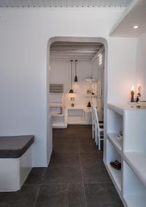 A kitchen or kitchenette at Aerides Mandrakia Milos
