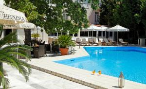 Bazén v ubytování Theoxenia Residence nebo v jeho okolí
