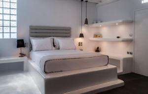 A bed or beds in a room at Aerides Mandrakia Milos