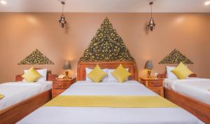 ein Hotelzimmer mit zwei Betten und zwei Lampen in der Unterkunft Indra Porak Residence Hotel in Siem Reap + 67 Fotos