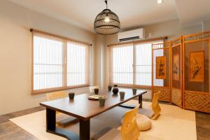 Un comedor con mesa y sillas en 晴レ屋浅草 Hareya Asakusa, en Tokio 40 fotos más