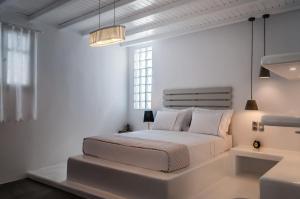 A bed or beds in a room at Aerides Mandrakia Milos