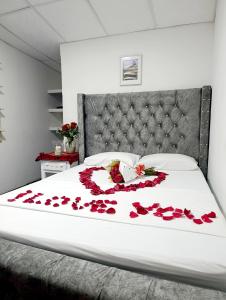 En eller flere senge i et værelse på Hotel Los Chamos Barú