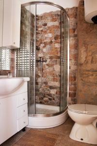 Koupelna v ubytování Apartments Garden + 70 fotografií