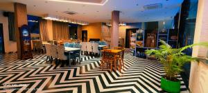 Un restaurante con suelo con motivos geométricos. en Koshi Aero Club & Resort, en Nankatti