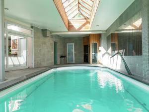 - une piscine avec une lucarne dans une maison dans l'établissement Villa Stay with Pool & Sauna, à Coxyde