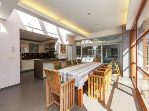 une cuisine et une salle à manger avec une table et des chaises dans l'établissement Villa Stay with Pool & Sauna, à Coxyde