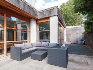 - une terrasse avec un canapé et des chaises dans un bâtiment dans l'établissement Villa Stay with Pool & Sauna, à Coxyde 43 autres photos