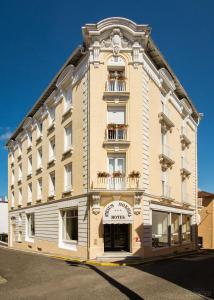 un gran edificio con balcones en un lateral en Hôtel Atrium Mondial, en Lourdes