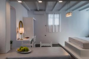 A bed or beds in a room at Aerides Mandrakia Milos