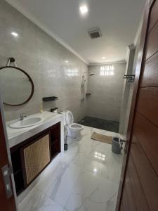 Ένα μπάνιο στο A Brand New Private Villa in Sanur Beach +13 φωτογραφίες