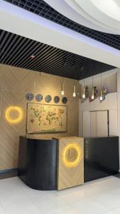un comedor con una pintura en la pared en Diyor Tashkent Hotel, en Narimonow