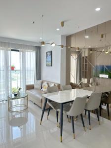 une salle à manger et un salon avec une table et des chaises dans l'établissement Hue Charm Apartment -Nera Garden, à Thôn Văn Dương 40 autres photos