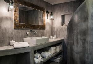 A bathroom at Aerides Mandrakia Milos
