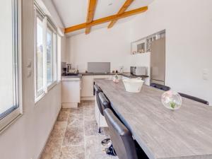 Una gran cocina con una mesa y sillas de madera. en Holiday Home La Seyne near Beaches, en La Seyne-sur-Mer