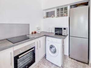 y cocina con lavadora, secadora y nevera. en Holiday Home La Seyne near Beaches, en La Seyne-sur-Mer