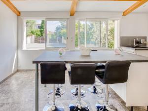 una cocina con una mesa grande con 4 sillas en Holiday Home La Seyne near Beaches, en La Seyne-sur-Mer