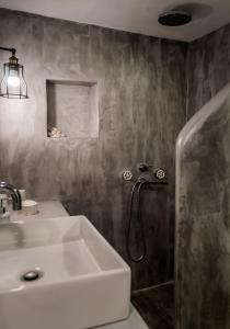 A bathroom at Aerides Mandrakia Milos