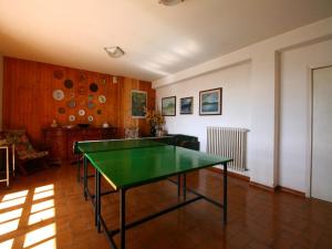 una habitación con una mesa de ping pong. en Holiday home in Magione above lake Trasimeno, en Magione