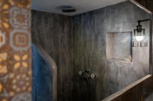 A bathroom at Aerides Mandrakia Milos