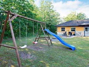 un columpio en un patio con una casa en 12 person holiday home in Hojslev-By Traum, en Bøstrup