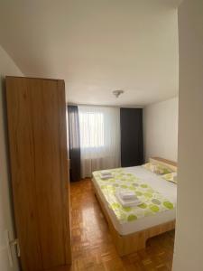 Una cama o camas en una habitación de Centar Travnik 19 fotos más