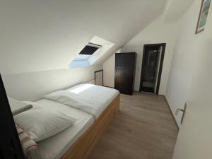 Un dormitorio con una cama y una claraboya. en Melo, en Plombières