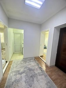 Postel nebo postele na pokoji v ubytování 2 комнатная квартира 1 мкр 21 дом