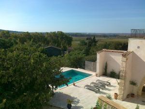 een luchtfoto van een villa met zwembad bij Holiday Home in Hérault with Pool in Campagnan