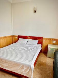 Ένα ή περισσότερα κρεβάτια σε δωμάτιο στο Oanh Dung Hotel