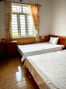 Ένα ή περισσότερα κρεβάτια σε δωμάτιο στο Oanh Dung Hotel