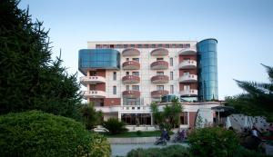 ein großes Apartmenthaus mit in der Unterkunft Orchidea Hotel in Tirana