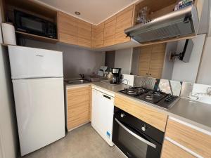 Gallery image of Mobil-Home Familiale Premium 3 Chambres au Camping Le Castellas à Sete in Sète +5 photos
